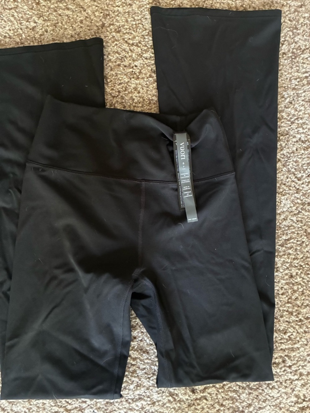 Vuori AllTheFeels™ Slim Flare Leggings in Black- Short - Picture 6 of 6